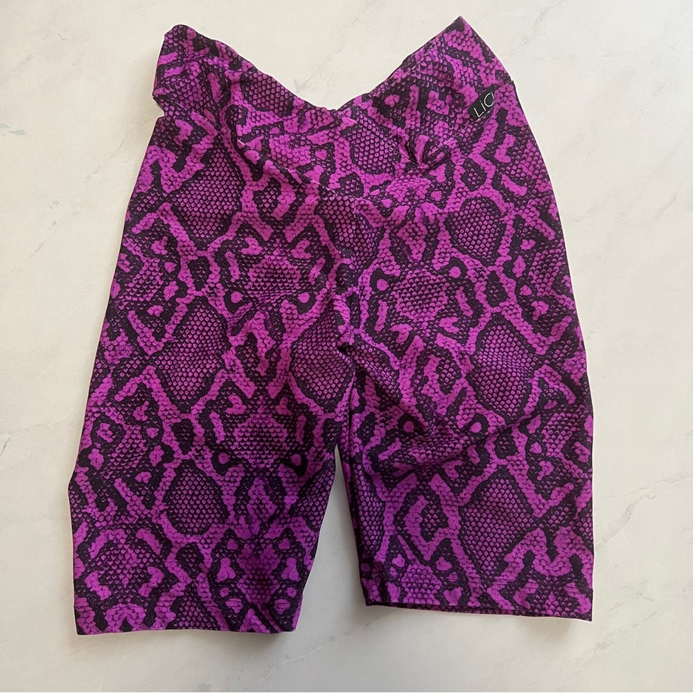 LiciFit Empower V-Cut Scrunch Biker Short XS